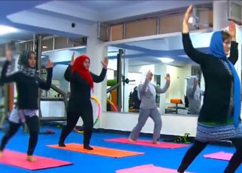 阿富汗有家女子健身房，一些极端男性却向她们扔石子