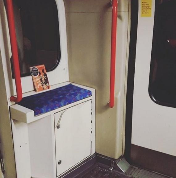 艾玛·沃森在伦敦地铁里藏了100本书