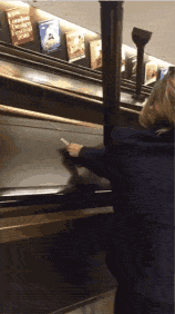 艾玛·沃森在伦敦地铁里藏了100本书