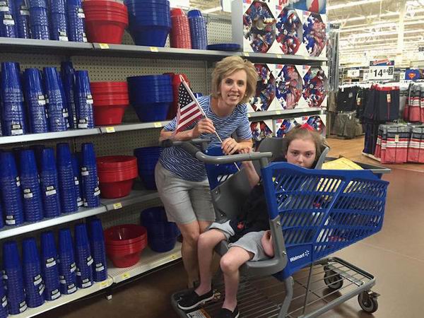 病童妈妈设计出爆款手推车，带着行动不便的家人去逛超市吧