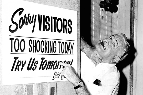 睡不着丨这部恐怖片被诅咒了？它的制片人是这么坚信的