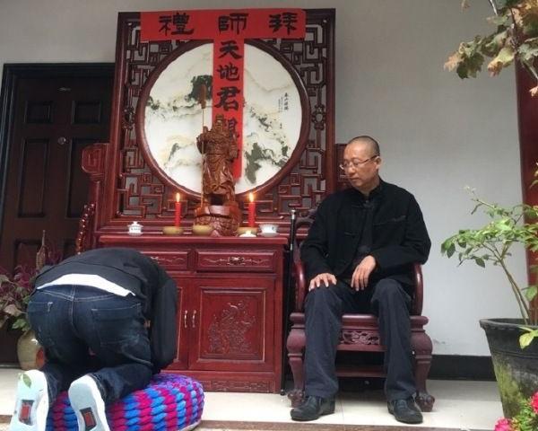 国内思想周报 | 野夫收徒行跪礼，中国看客围观“闺蜜门”