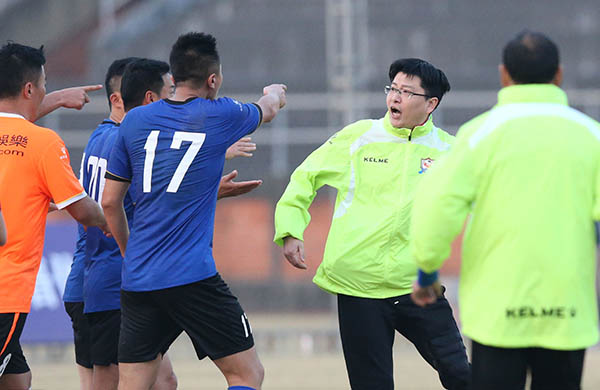 老甲A联赛再起冲突！随队人员追打裁判，范志毅代表道歉