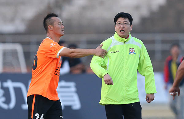 老甲A联赛再起冲突！随队人员追打裁判，范志毅代表道歉