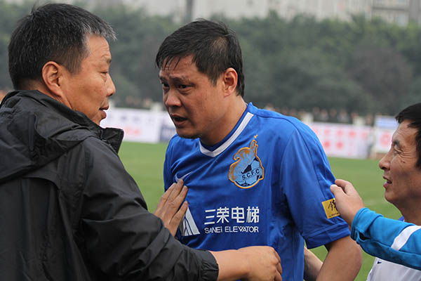 老甲A联赛再起冲突！随队人员追打裁判，范志毅代表道歉