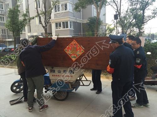 无人问津的柜子被搬走啦