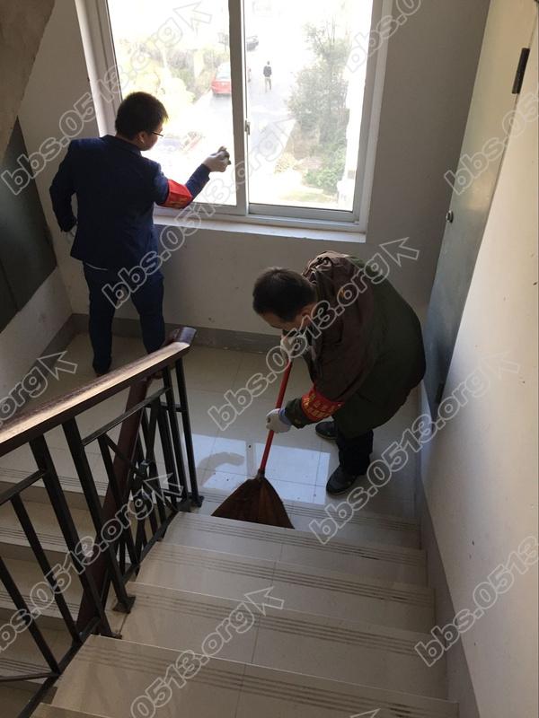 认真干活儿的壮小伙儿