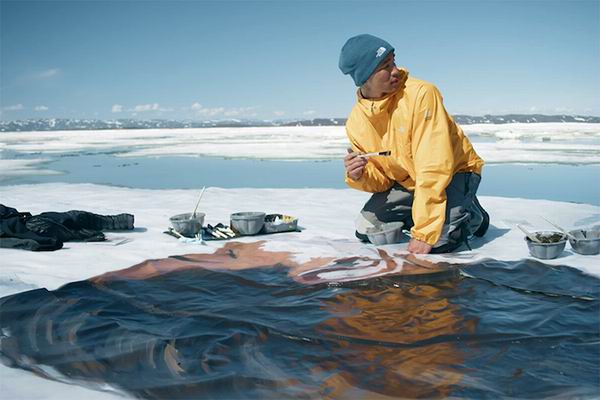 在北极浮冰上画肖像画，因为脆弱更显珍贵
