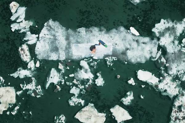 在北极浮冰上画肖像画，因为脆弱更显珍贵