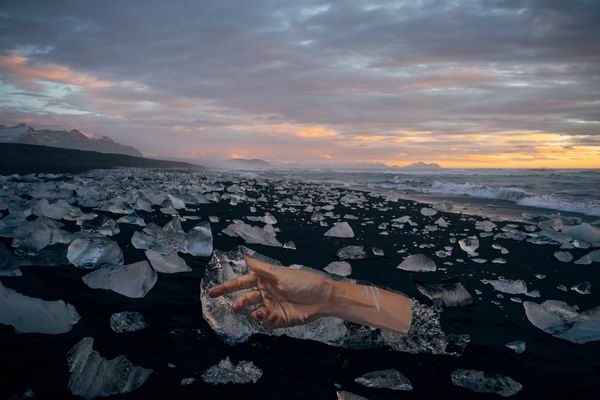 在北极浮冰上画肖像画，因为脆弱更显珍贵