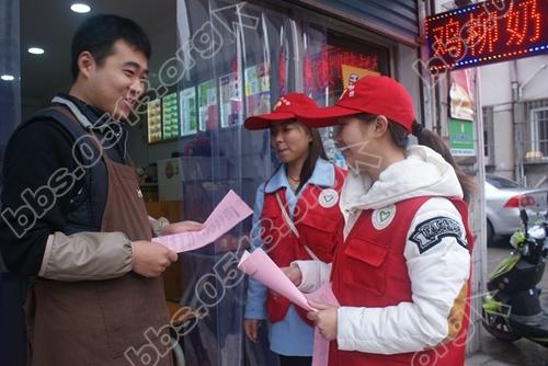 虹东社区：街坊邻里宣传热  文明创建显成效.JPG
