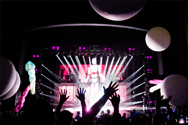 海报栏｜《蓝人秀》刷屏朋友圈，连胡歌都被撩了