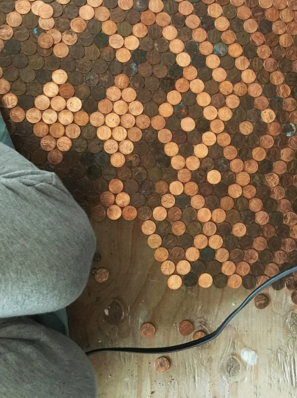 趣看｜用13000枚硬币铺成地板，金属光泽呈现蜜汁闪亮
