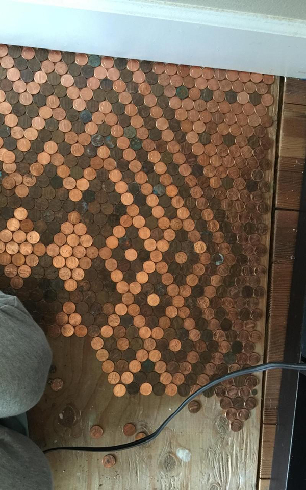 趣看｜用13000枚硬币铺成地板，金属光泽呈现蜜汁闪亮