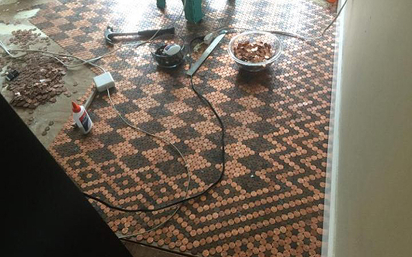 趣看｜用13000枚硬币铺成地板，金属光泽呈现蜜汁闪亮