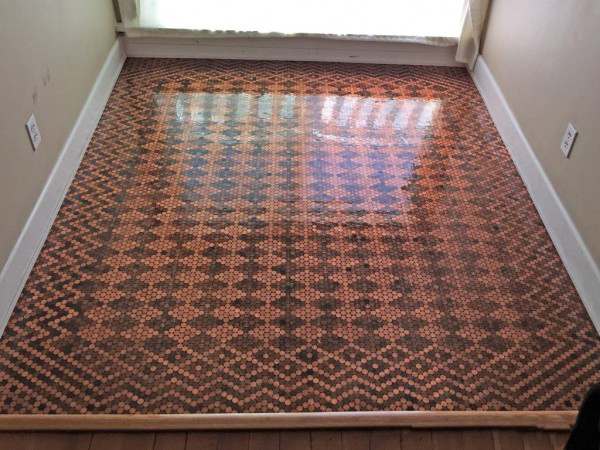 趣看｜用13000枚硬币铺成地板，金属光泽呈现蜜汁闪亮