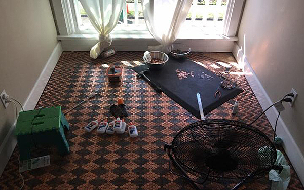 趣看｜用13000枚硬币铺成地板，金属光泽呈现蜜汁闪亮