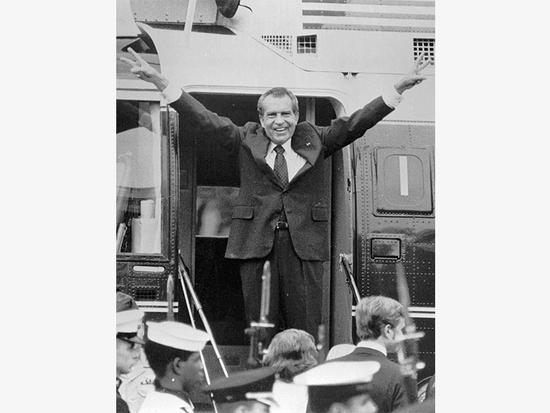 1974 年，尼克松因为水门事件从白宫辞职后，在登机前对白宫的工作人员们道别。／AP