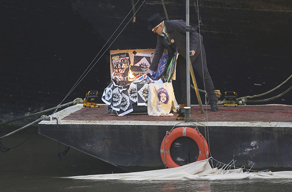 这是朋克精神吗？宁可烧掉500万英镑藏品也不交给国家