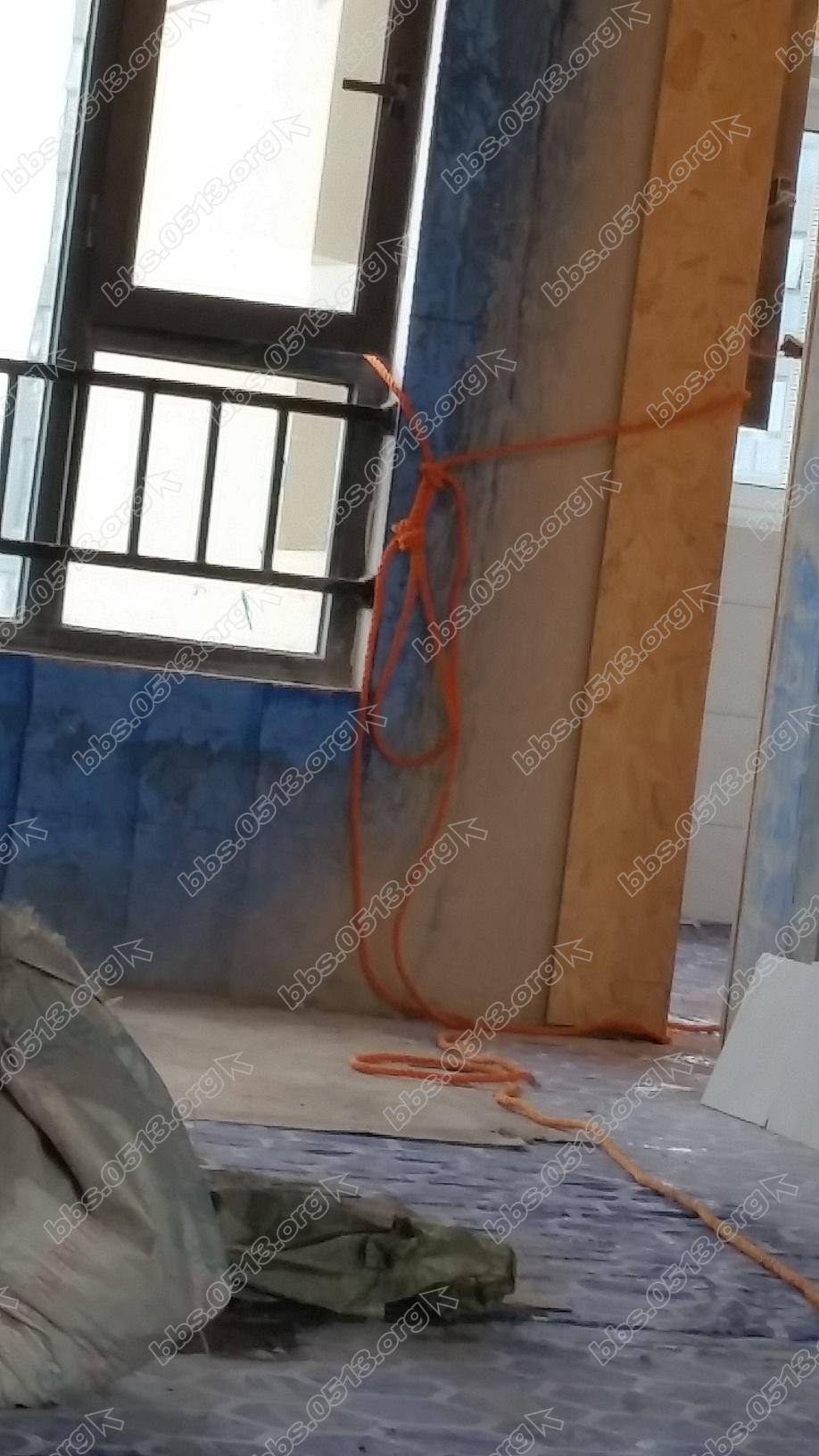 绳子的另一头绑在小何身上