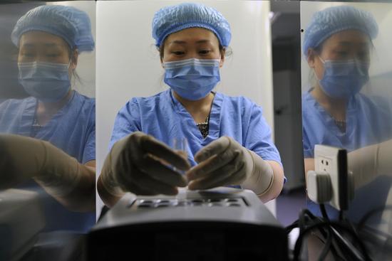 2016年11月17日，山西省太原市，山西省人口计生委科学研究所工作人员正进行“试管婴儿”技术操作。/视觉中国