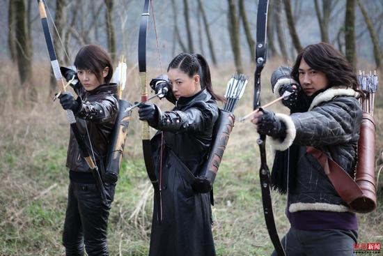 《箭在弦上》剧照，以蒋欣为首的神箭手们正在用弓箭对抗日军。／视觉中国