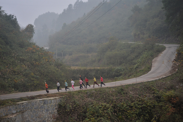 一名乡村教师为这群留守儿童撑起的“篮球梦”