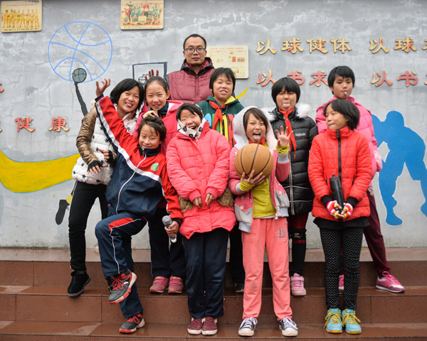 一名乡村教师为这群留守儿童撑起的“篮球梦”
