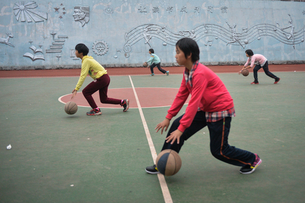 一名乡村教师为这群留守儿童撑起的“篮球梦”