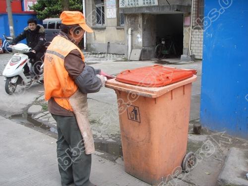 清洗垃圾容器.JPG