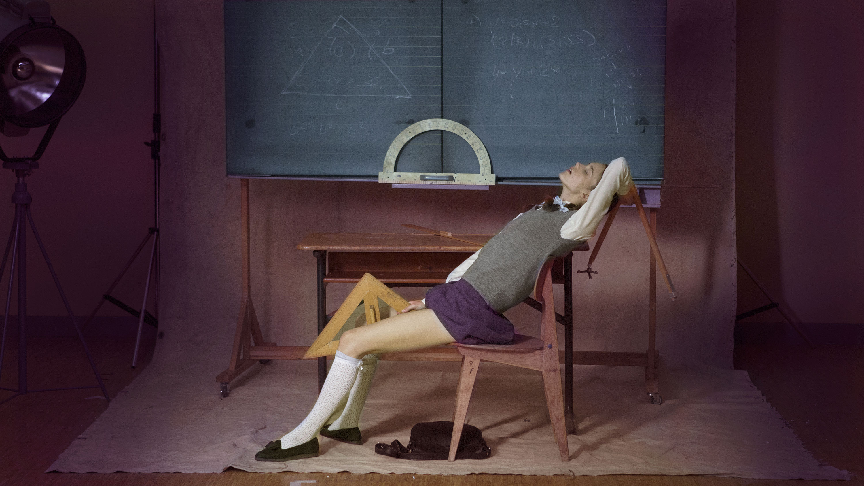 电影《女性瘾者》中，女主角在教室内自慰的画面cos了巴尔蒂斯的名画《坐在长椅上的特蕾莎》。/Google