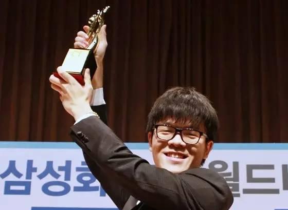 柯洁卫冕三星杯冠军，赛后坦言目前无法打败“阿尔法狗”