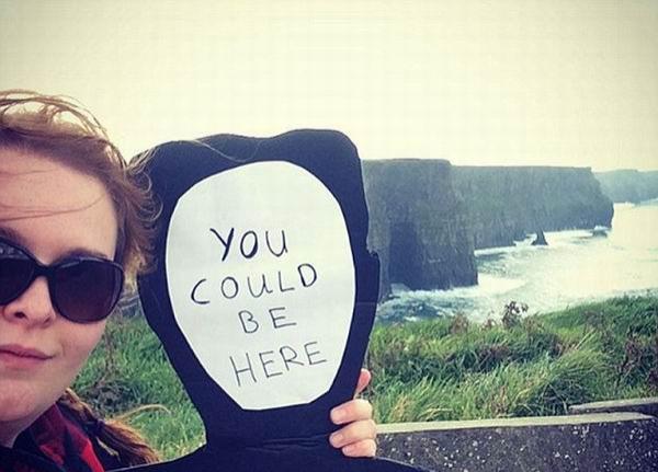 为了报复前男友，她带着人形牌畅游欧洲大陆