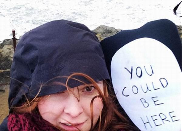 为了报复前男友，她带着人形牌畅游欧洲大陆