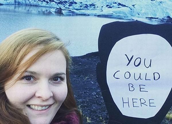 为了报复前男友，她带着人形牌畅游欧洲大陆