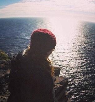 为了报复前男友，她带着人形牌畅游欧洲大陆