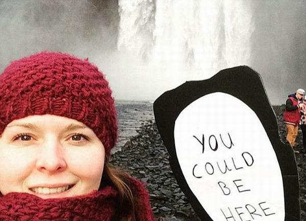 为了报复前男友，她带着人形牌畅游欧洲大陆