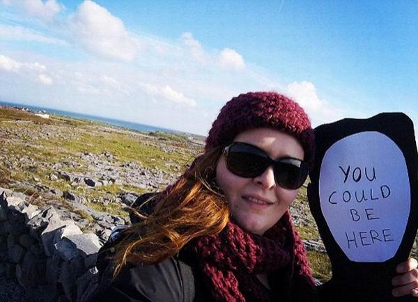 为了报复前男友，她带着人形牌畅游欧洲大陆