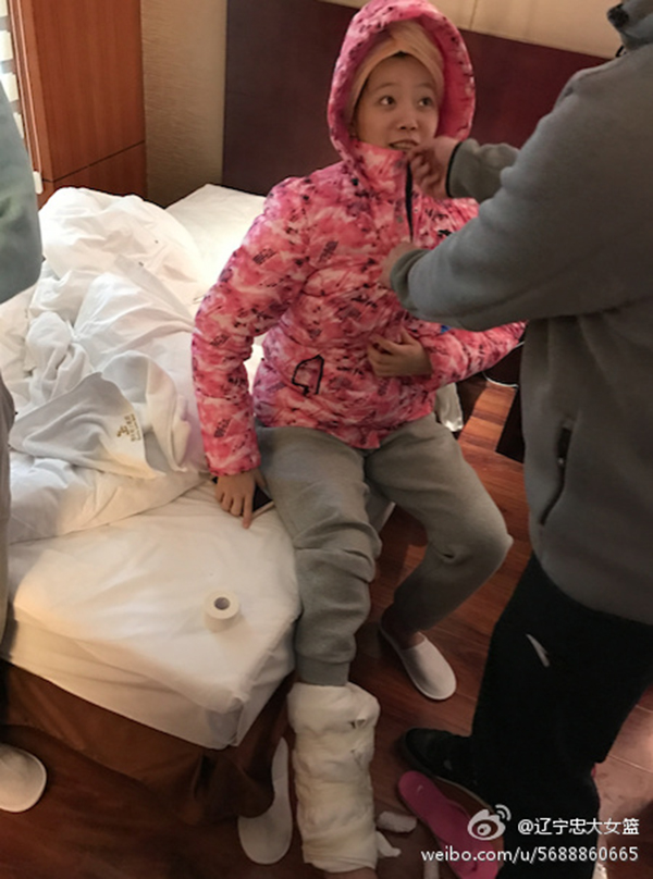 辽宁女篮酒店遭遇惊魂：浴室玻璃突然自爆，邢金博腿部受伤