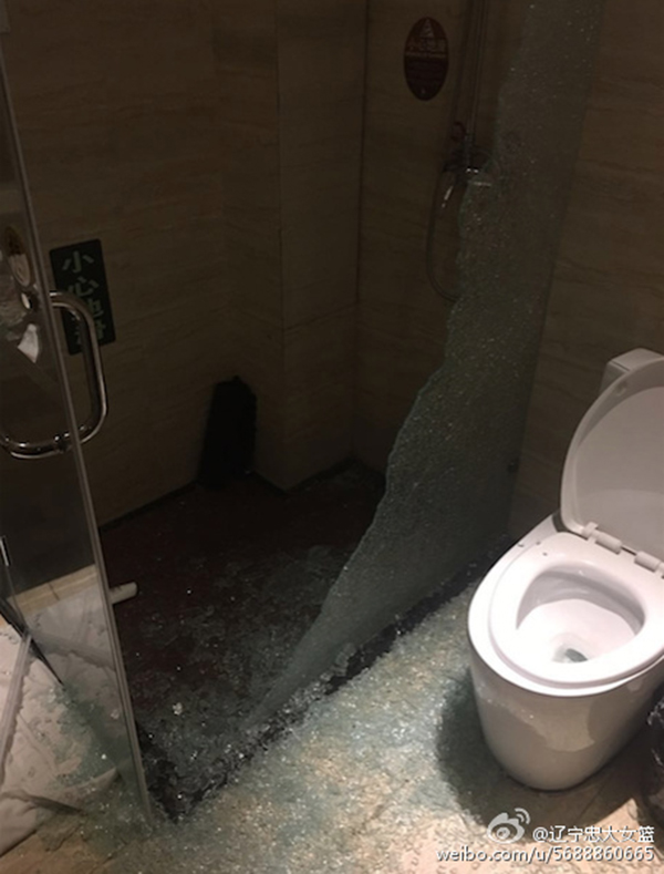 辽宁女篮酒店遭遇惊魂：浴室玻璃突然自爆，邢金博腿部受伤