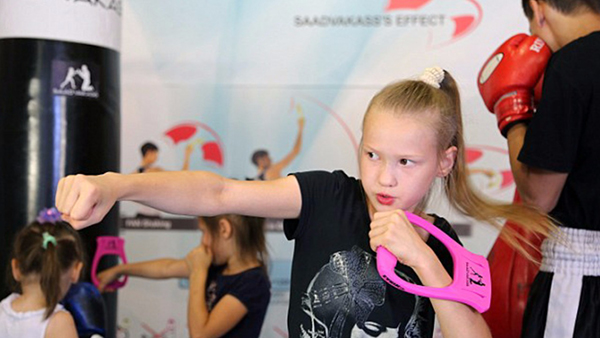 9岁女孩30秒出拳221次，这可能是世界上最不好惹的一家