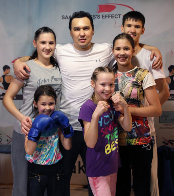 9岁女孩30秒出拳221次，这可能是世界上最不好惹的一家