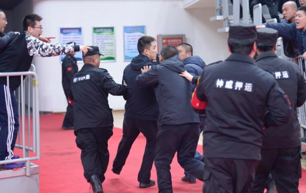 CBA再起骚乱祸首竟是拉拉队？客队翻译被打，还罚写保证书