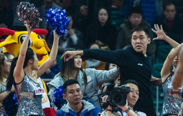 CBA再起骚乱祸首竟是拉拉队？客队翻译被打，还罚写保证书