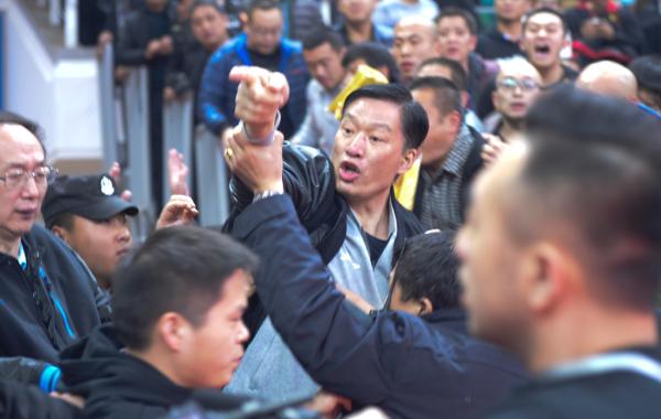 CBA再起骚乱祸首竟是拉拉队？客队翻译被打，还罚写保证书