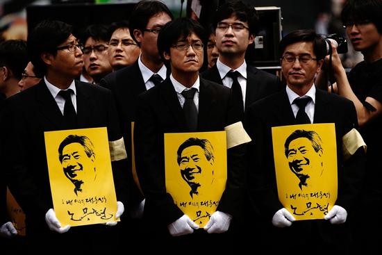 2009年5月，卢武铉自杀后，韩国首尔数十万民众为其送行。/视觉中国