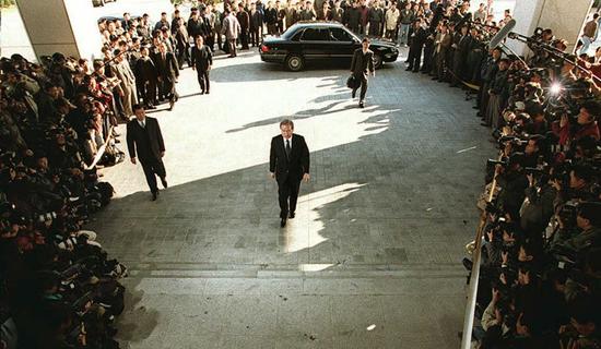 1995年11月15日，卢泰愚被检察官传唤。/AFP