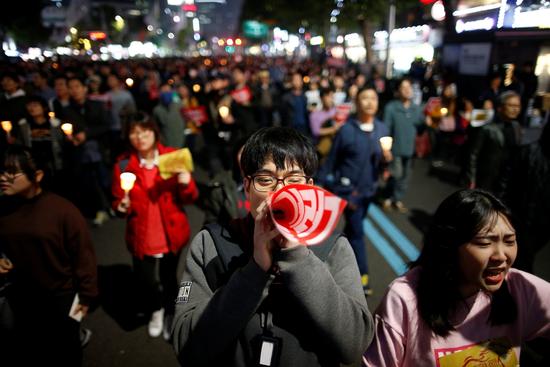 2016年11月5日，韩国首尔民众点烛示威，要求总统朴槿惠辞职。/视觉中国