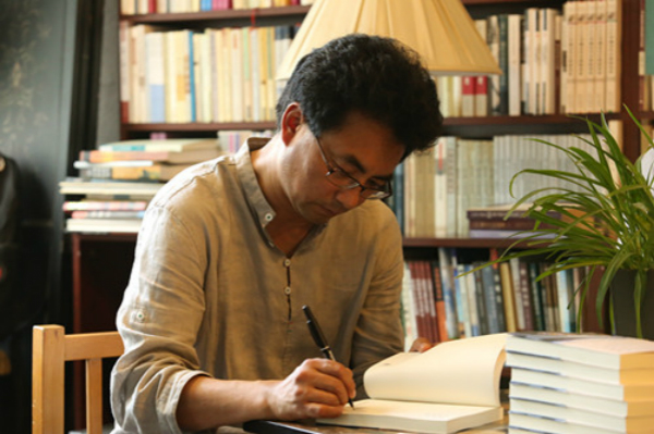 万玛才旦的小说不像他的电影，有更多超越藏族文化的地方