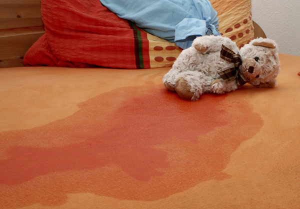 儿童尿床也是创伤，仅次于父母离婚和吵架